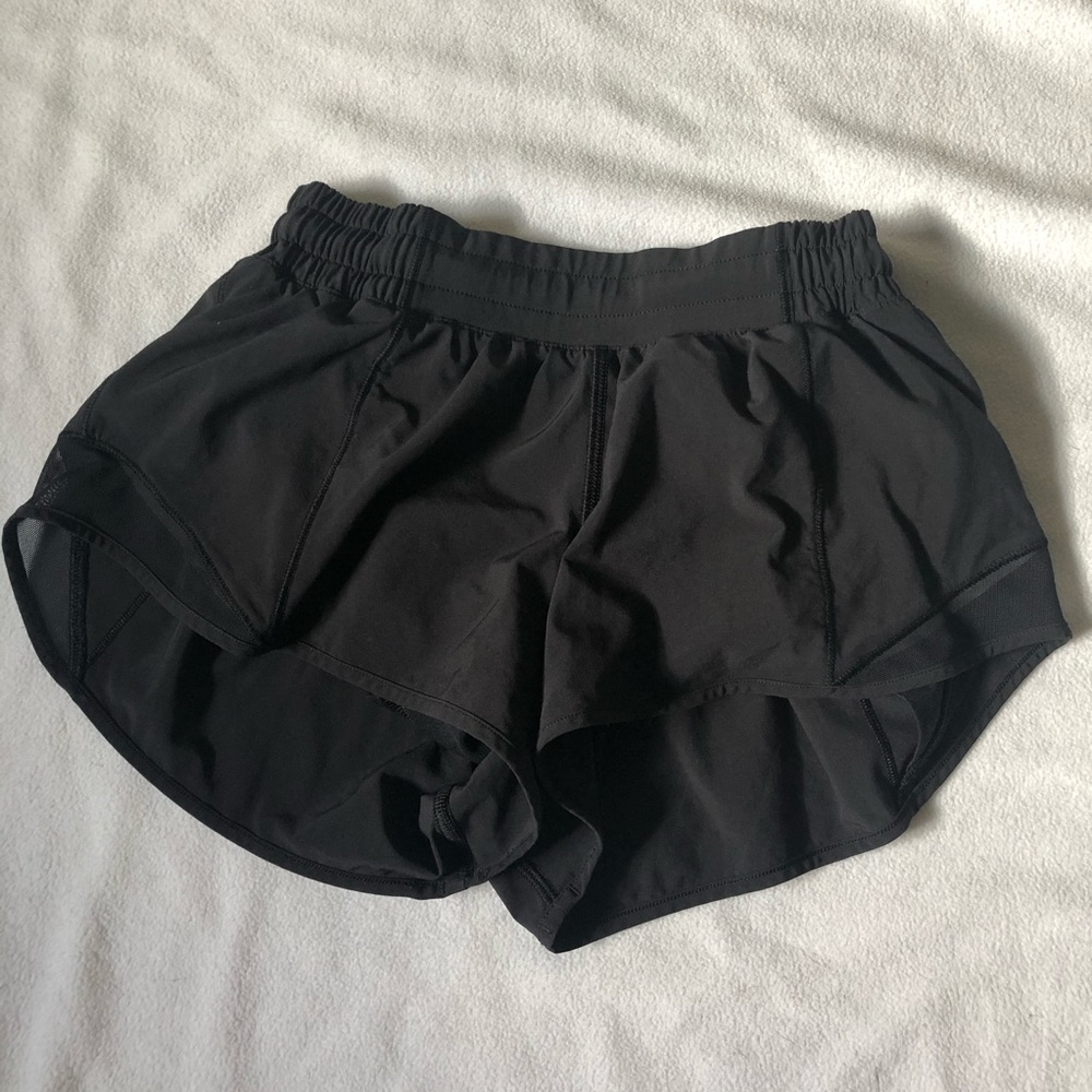 lululemon hotty hot 2.5” shorts black like new